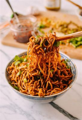   Wuhan 熱干麺 -  香ばしいゴマの風味が食欲をそそる、ツルツルの喉越しが魅力的な一品